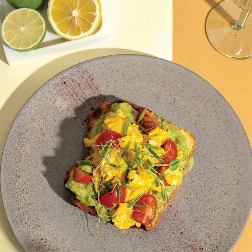 Mic dejun cu ouă, pâine prăjită și cafea de specialitate