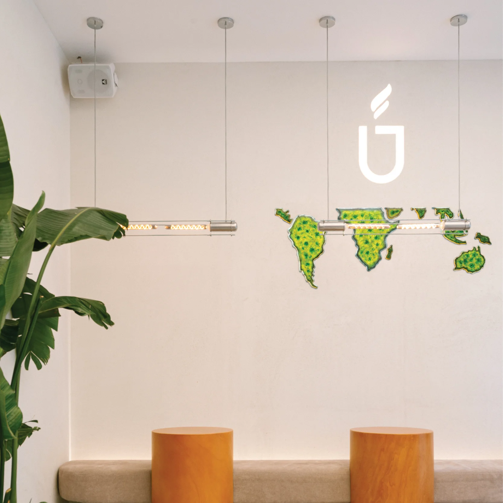 Interior de cafenea minimalistă, cu linii curate și lumină naturală