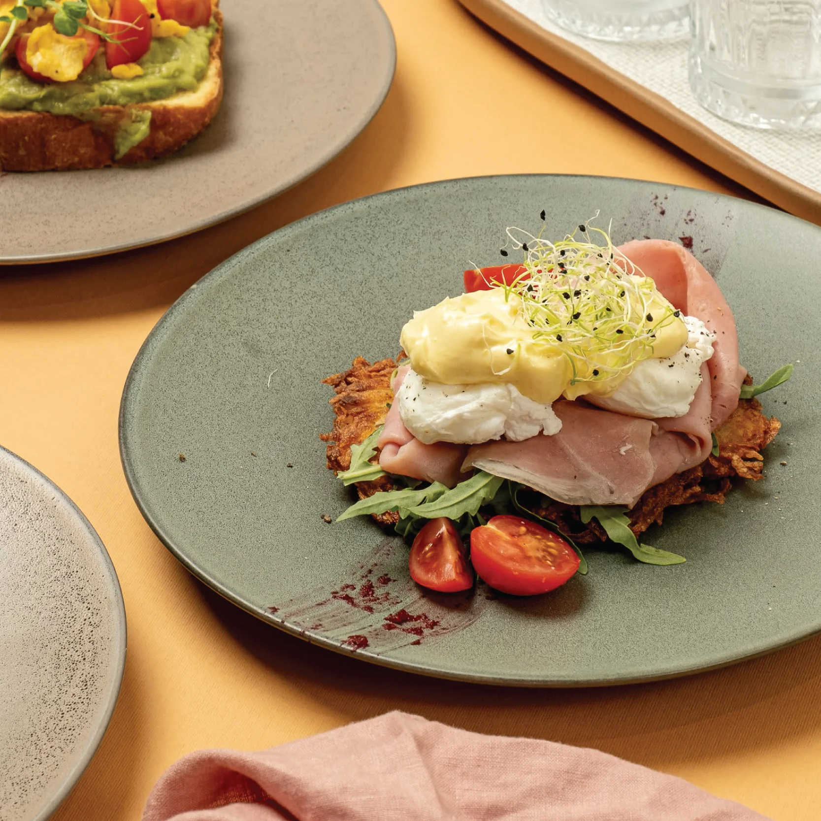 Mic dejun cu ouă, toast, legume proaspete și o ceașcă de cafea de specialitate